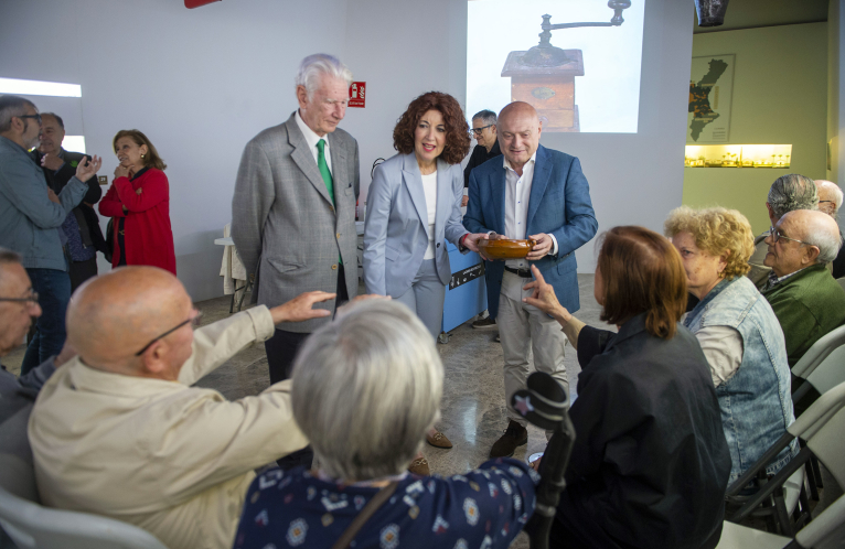 La Diputació impulsa tallers culturals per a persones amb alzheimer utilitzant els objectes de la col·lecció de l’ETNO