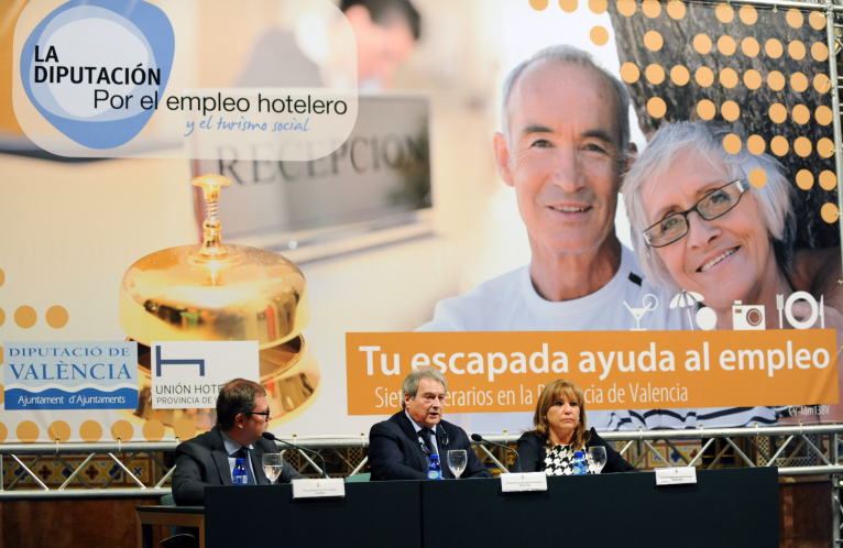 Las personas mayores pueden solicitar los viajes sociales de la Diputación en sus ayuntamientos