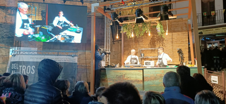 Del Tros al Plat ofereix cuina en viu amb producte local en la Fiesta de la Manzana Esperiega d'Ademuz