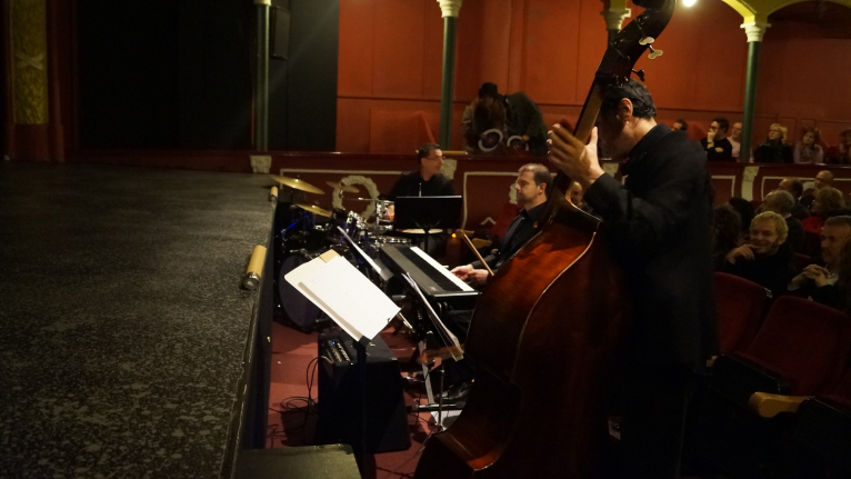 Joan Cerveró pone música “vintage” y de cine a L´home invisible
