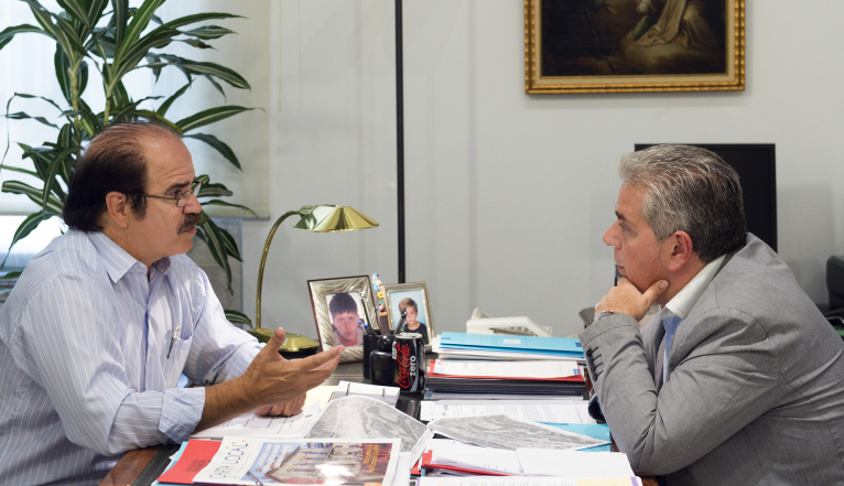 Medina y Darijo analizan las canalizaciones de las casas del pantano de Benagéber 