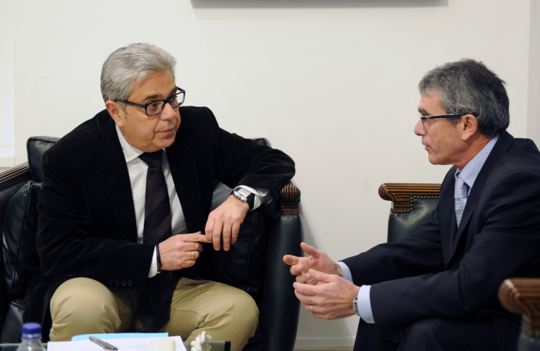 Medina i l'alcalde de Favara estudien com finalitzar el poliesportiu municipal