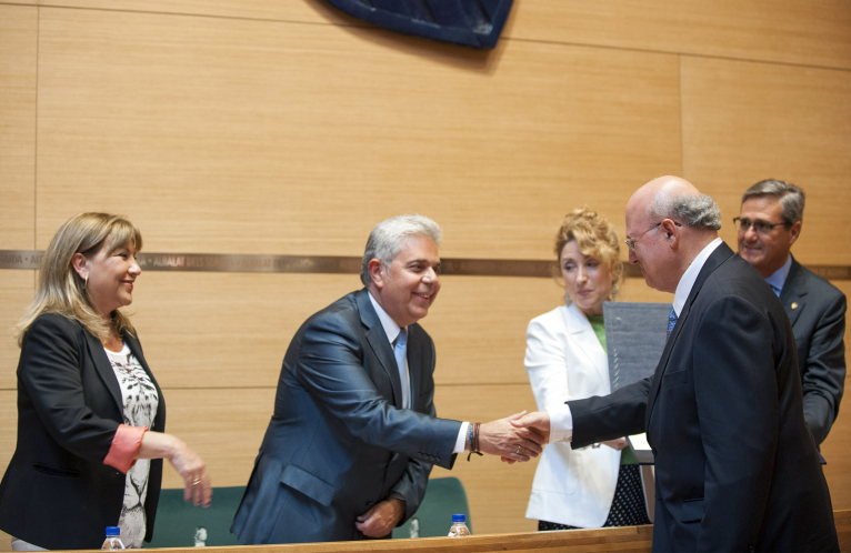 Medina entrega el premio al mejor médico rural