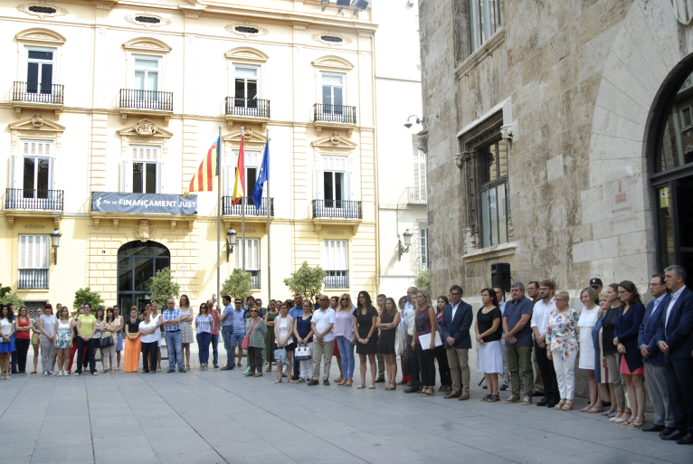 La Diputació se suma a la concentración para condenar el último asesinato machista en Orihuela