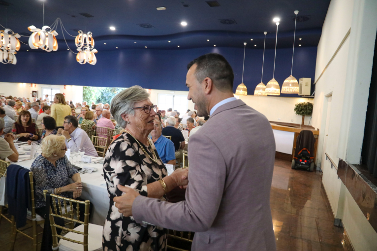Mompó reafirma su compromiso con el envejecimiento activo en un acto con mayores en Alzira