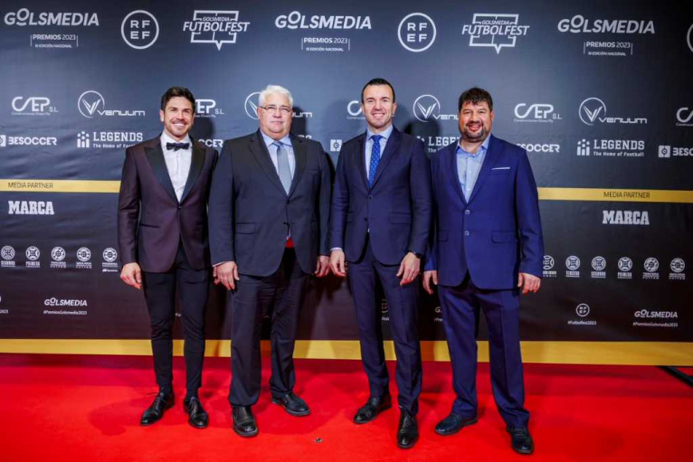 Mompó entrga el premi Igualtat Golsmedia al President de la Federació Valenciana de Futbol