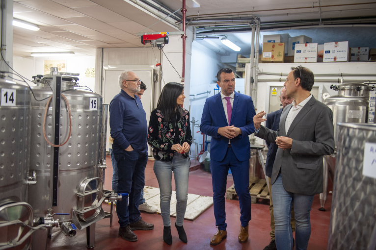 Alumnos de la Escuela de Viticultura aprenden nuevas tecnologías para la monitorización de la elaboración del vino
