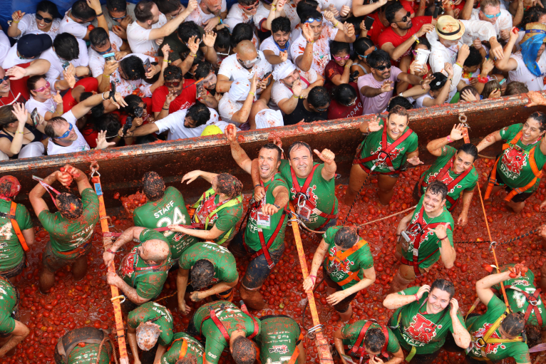 El president Mompó anuncia que la Diputació de València seguirá apoyando la Tomatina de Buñol con productos kilómetro cero