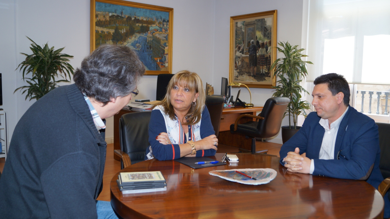 La Federació d’Associacions Gitanes presenta els seus projectes a la diputada de Benestar Social