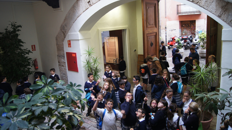 Más de 22.000 escolares disfrutan en el Escalante con “Contes de les mil i una nits”