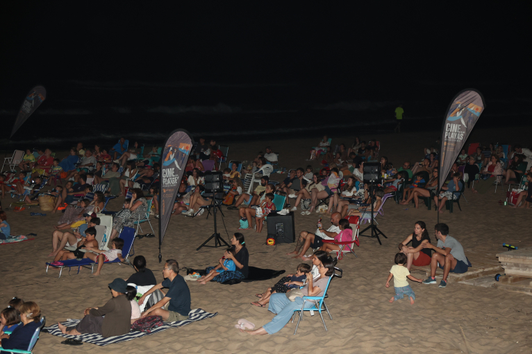 Més de 12.000 persones disfruten durant l'estiu del programa ‘Cinema a les Platges’ de la Diputació de València