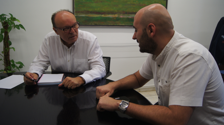 El diputado de Administración General, Pepe Ruíz, recibe al alcalde de Aras de los Olmos, Rafael Giménez