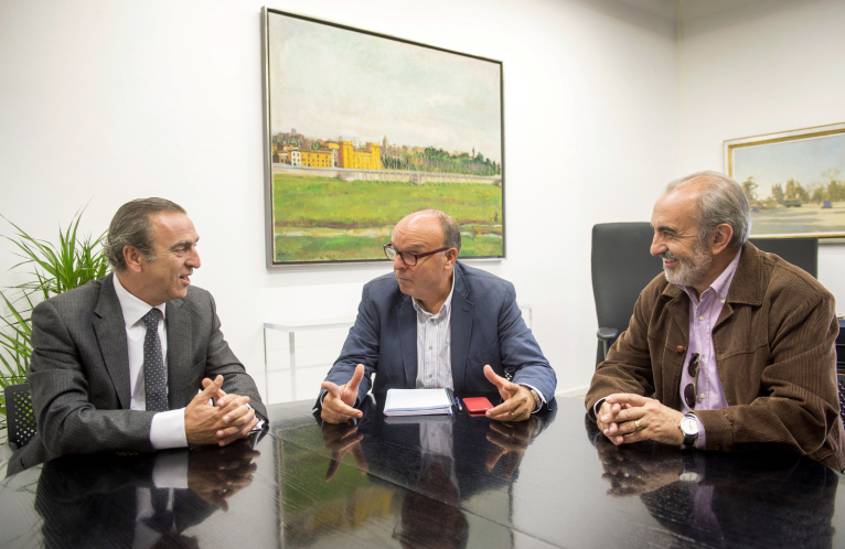 El diputado Pepe Ruíz recibe al alcalde de Cortes de Pallás