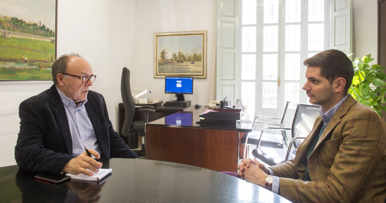 El diputat d'Administració General, Pepe Ruiz, atén les sol·licituds de l'ajuntament de Gandia