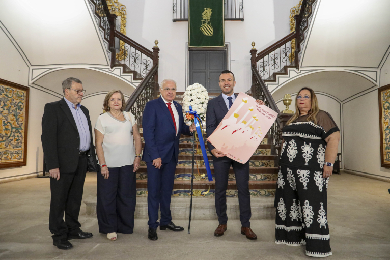 El president Vicent Mompó rep el ‘Pomell de Flors’ del Corpus 