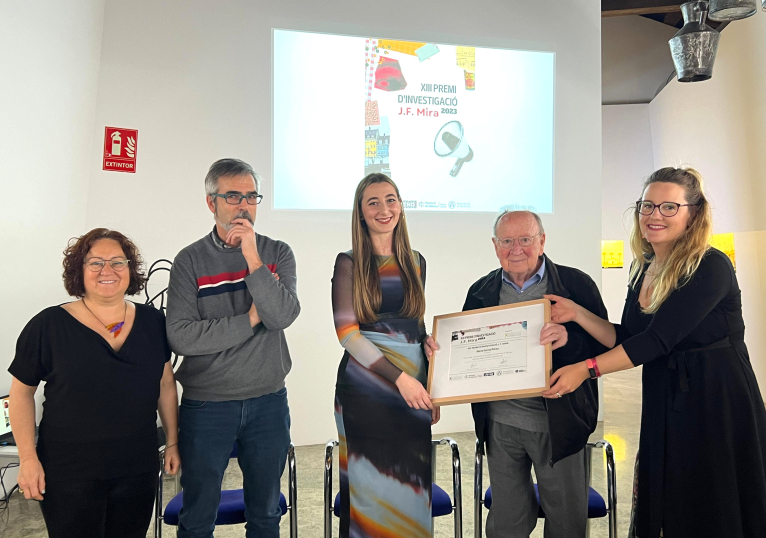 María García recibe el Premio Joan Francesc Mira por su investigación sobre las mujeres en el Carnaval de Águilas