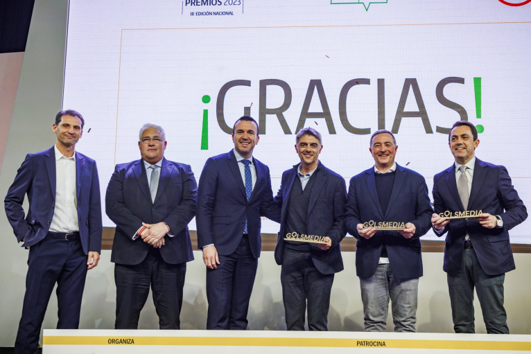 Mompó entrega el premio Igualdad Golsmedia al Presidente de la Federación Valenciana de Fútbol