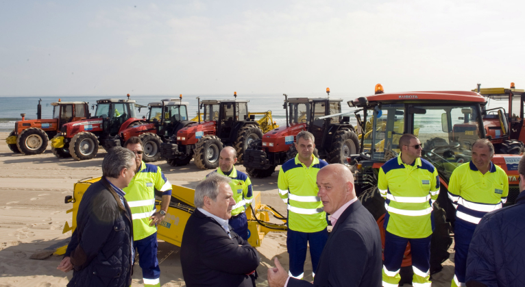Rus presenta la campaña de limpieza de playas con más servicio y medios y menos coste  