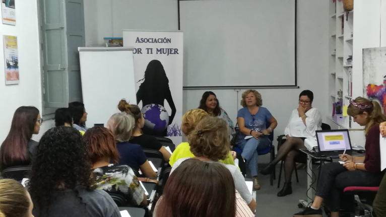 La Diputació impulsa la formació de voluntaris per a combatre la violència masclista a través de punts violeta