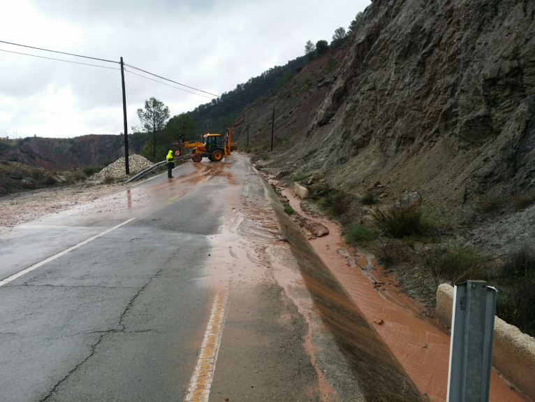 La Diputació retira els enderrocs de la carretera de Cortes de Pallás i la reobrirà quan amaine el temporal