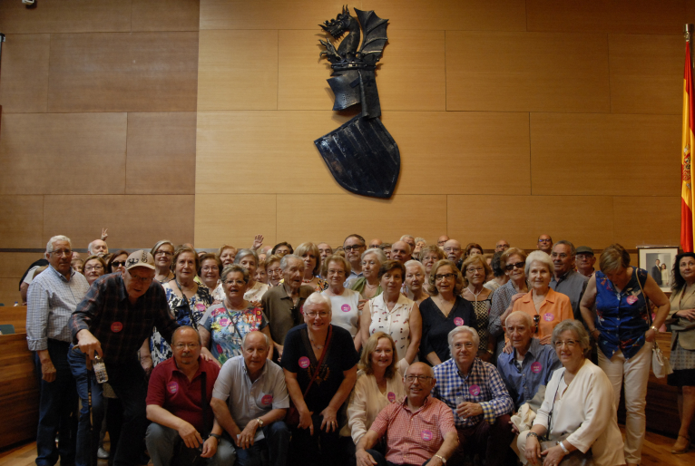 Un centenar de vecinos de Quartell y Rocafort visitan los edificios de la Diputació 