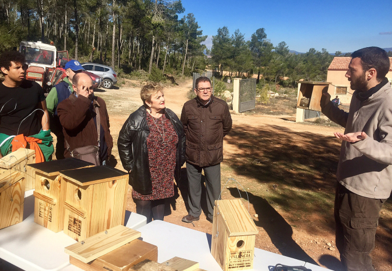 Las escuelas de la Diputación inician los encuentros de convivencia con un proyecto de nidos para proteger aves