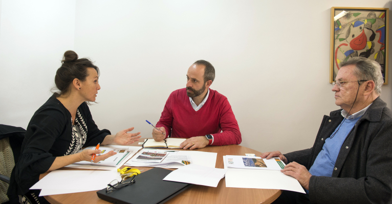 El diputat de Desenvolupament Rural, Ramiro Rivera, rep a l'associació ARIVAL