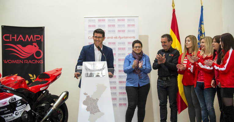 L'equip ‘Champi Women Racing’ homenatja a les dones llegenda del motociclisme