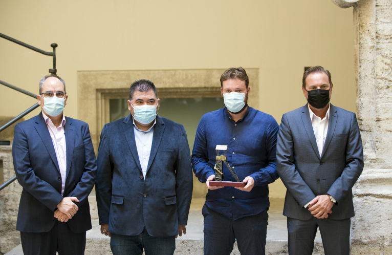 El Club d'Escacs de Silla oferix a la Diputació el seu trofeu de campió d'Espanya