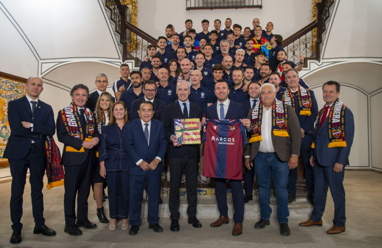Mompó rep al Llevant UD: “L'ascens del club granota és una mostra més que els valencians sempre ens alcem”