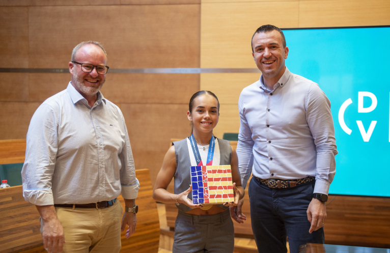 Vicent Mompó rep a la campiona mundial de patinatge artístic Mireia Montilla