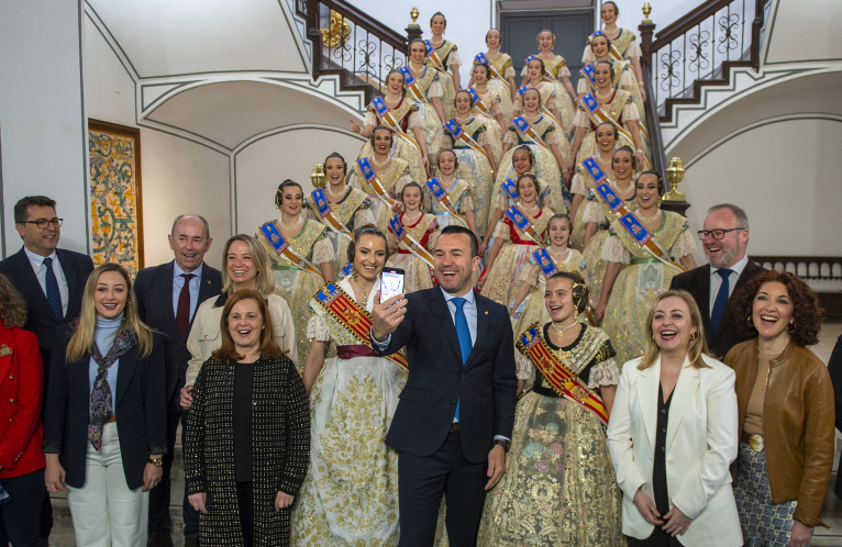 La Diputació y las Falleras Mayores de Valencia dan la bienvenida a unas Fallas de traca