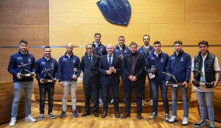 Toni Gaspar rep al president de la Fundació de Pilota Valenciana i una representació de jugadors