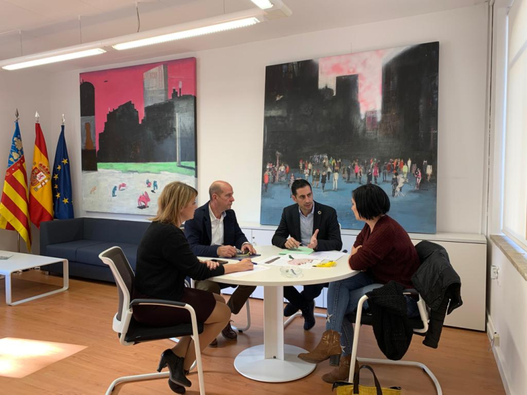 Carlos Fernández Bielsa es reunix amb l'alcaldessa de Fortaleny, Juani Clos