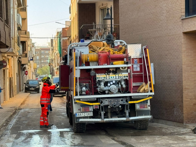 Los bomberos de la Diputación extraen el lodo de los ascensores para ayudar a las personas con movilidad reducida