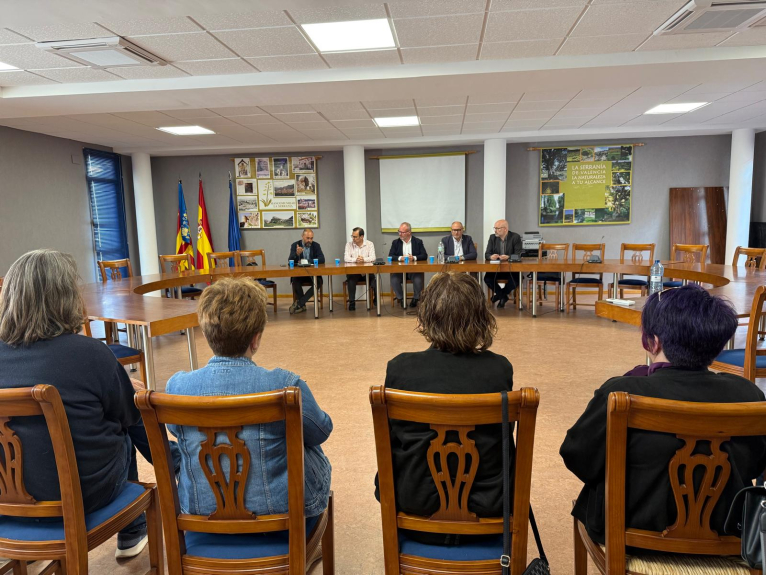 La Diputación presenta en la Serranía ayudas y un innovador transporte a demanda para el desarrollo rural 2025