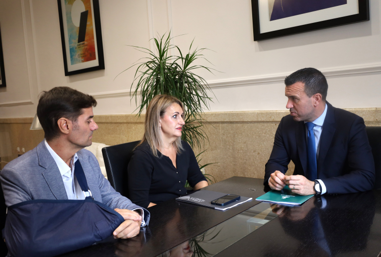Vicent Mompó es reunix amb la consellera Nuria Montes per a alinear estratègies de turisme i indústria a la província de València