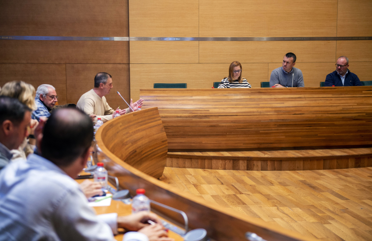 La Diputació entregará 43 vehículos a ayuntamientos afectados por la DANA y reforzará la retirada de lodo en garajes
