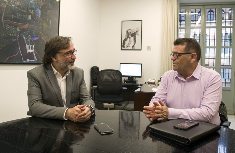 El diputado de Patrimonio, Andreu Salom, recibe al alcalde de Zarra, Ángel Pérez