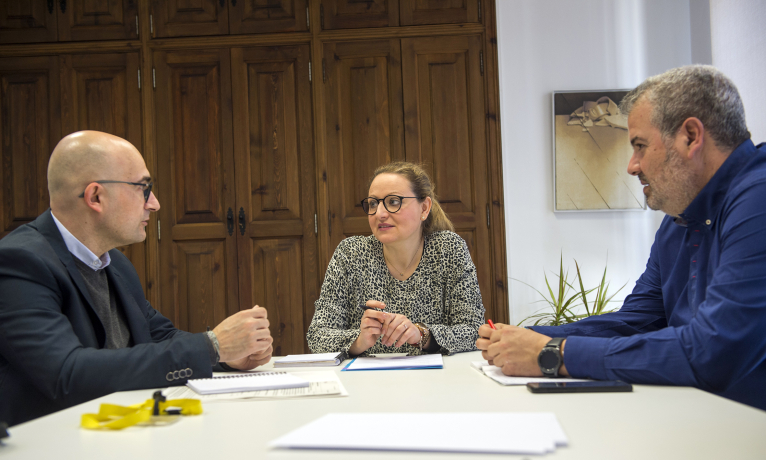 La diputada de Bienestar Social, Pilar Sarrión, se reúne con el alcalde de Alaquàs, Toni Saura