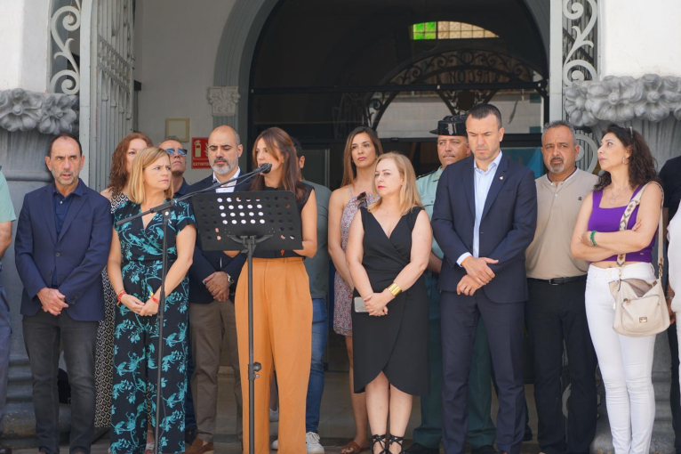 Mompó i Enguix participen en el minut de silenci en memòria de la dona assassinada per la seua parella a Buñol