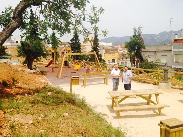 Simat de la Valldigna recupera la zona  del calvario y crea un espacio de ocio