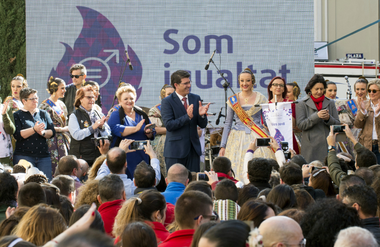 La Diputació obri la setmana gran de les Falles proclamant la igualtat al costat de 3.000 falleres i fallers