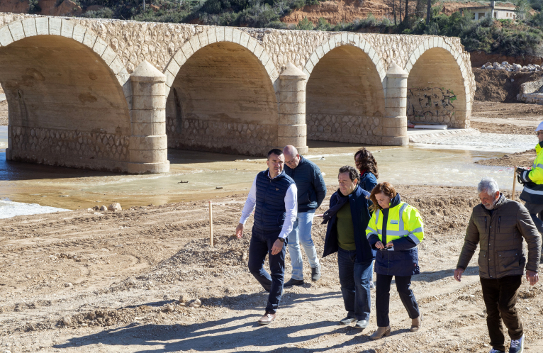 Mompó supervisa la reconstrucció del pont de La Fallereta de Turís i les inversions de la Diputació a Montserrat