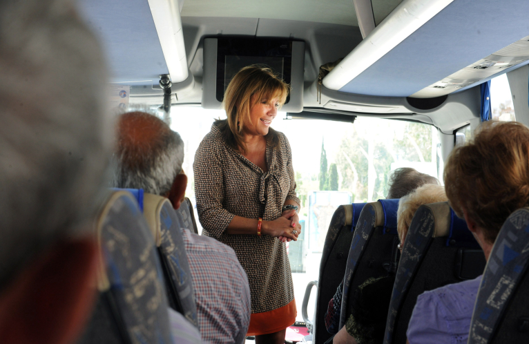 Els primers viatgers valoren el bon preu de les rutes socials de la Diputació