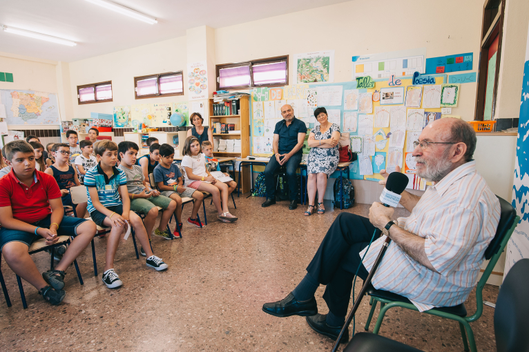 Alumnos del CEIP Tomás Albert de Albuixech recitan poemas a Marc Granell