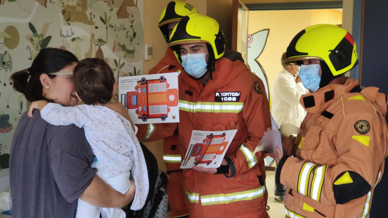 La asociación de bomberos de Xàtiva visita la unidad de pediatría del Lluís Alcanyís