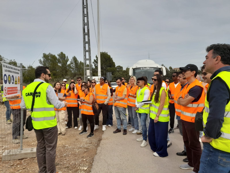Alumnado de la UPV visita la obra de la Vía Parque del Túria en la CV-370