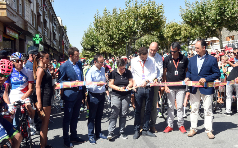 La Vuelta ya rueda por las carreteras valencianas 
