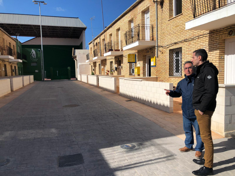 El vicepresident Carlos Fernández Bielsa visita la Casa de la Dona Rural i el Pou de la Neu a Yátova